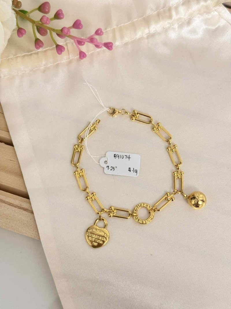 B91074 Flat Hardware with heart and Plain ball bracelet 7.25"