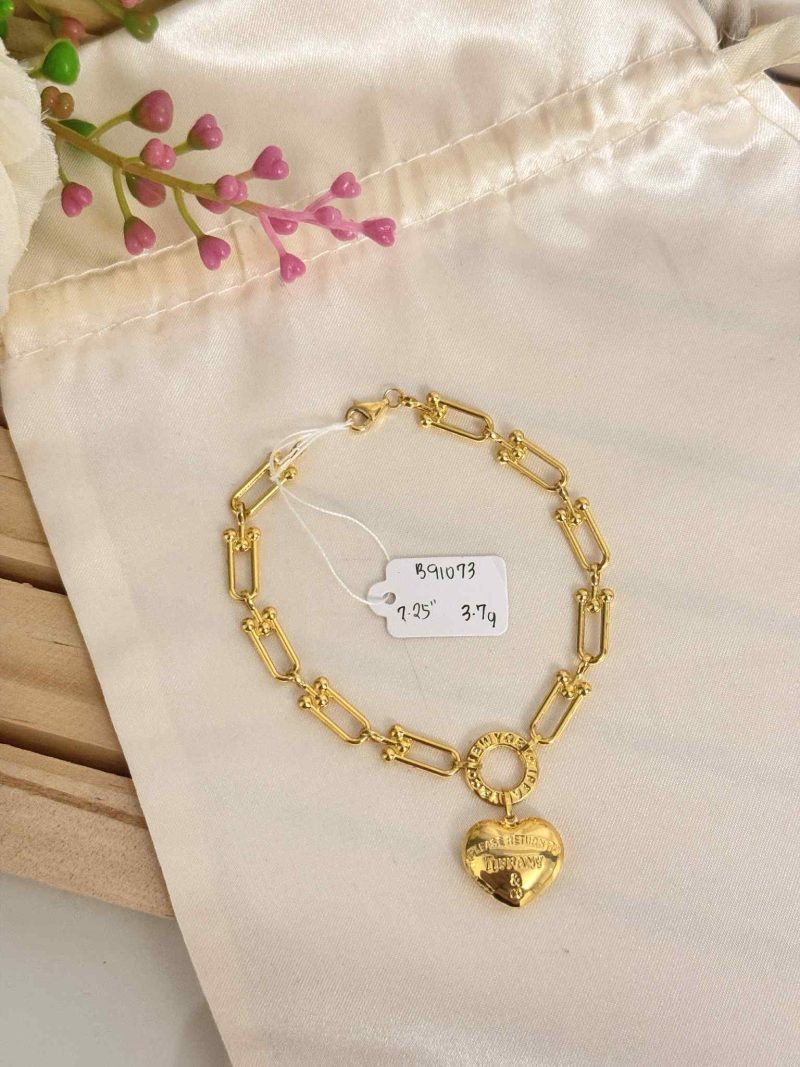 B91073 Flat Hardware with centered heart bracelet 7.25"