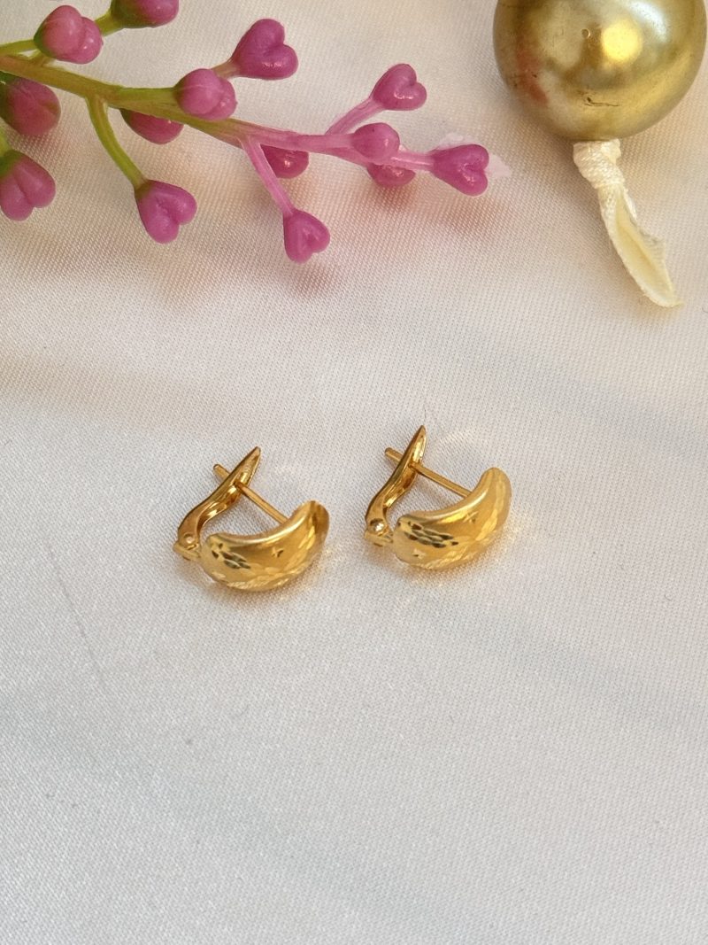 E91234 6mm X Design Huggie Clip Earrings - Image 4