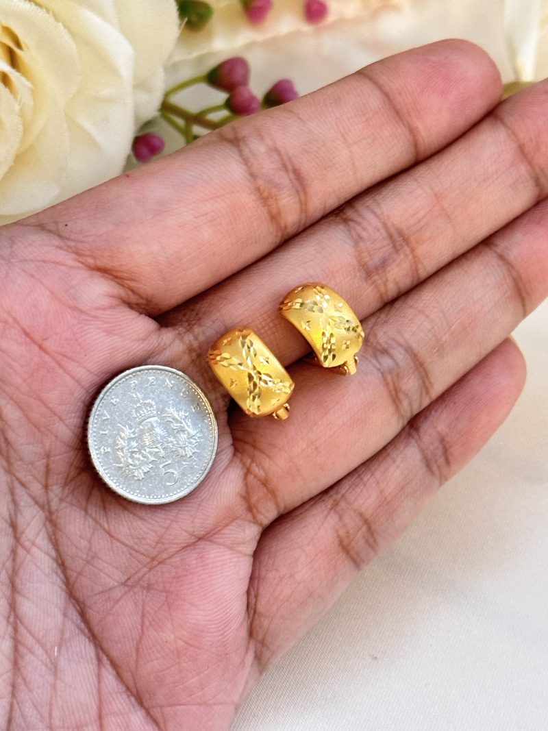 E91234 6mm X Design Huggie Clip Earrings - Image 3