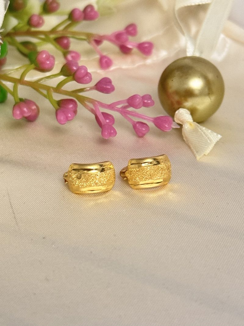 E91251 6mm Matte Textured Center Ear Hugger Clip Earrings - Image 4