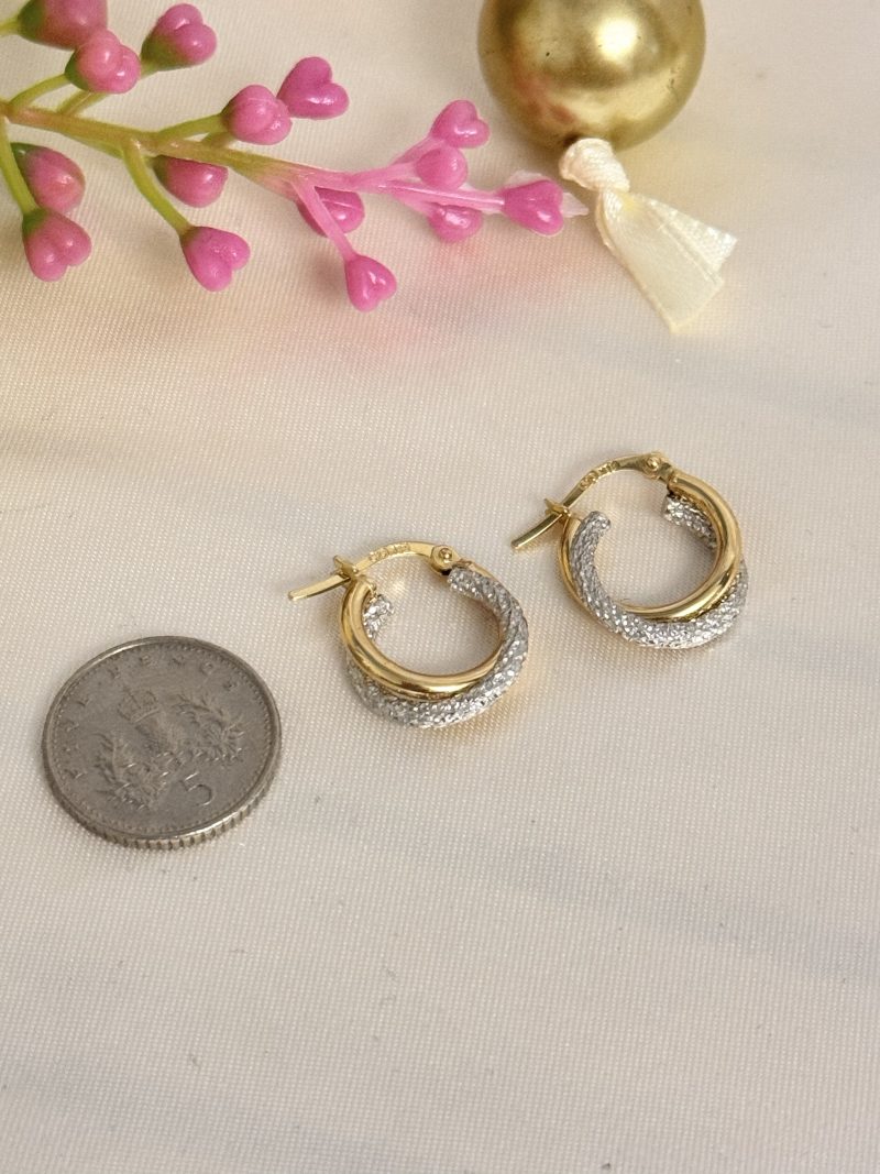 E91254 13mm Two Tone Textured Hoop Loop Earrings - Image 4
