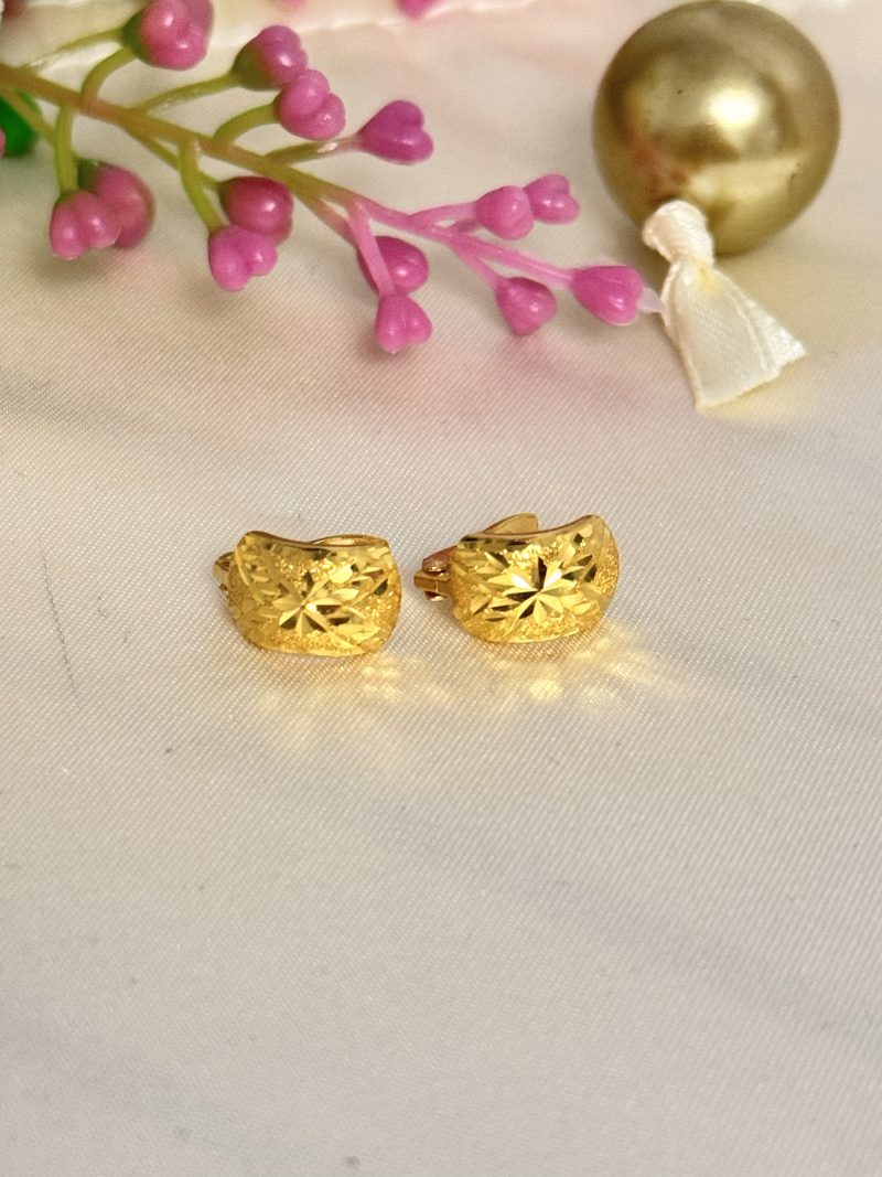 E91235 6mm Union Jack Style Ear Hugger Clip Earrings - Image 2