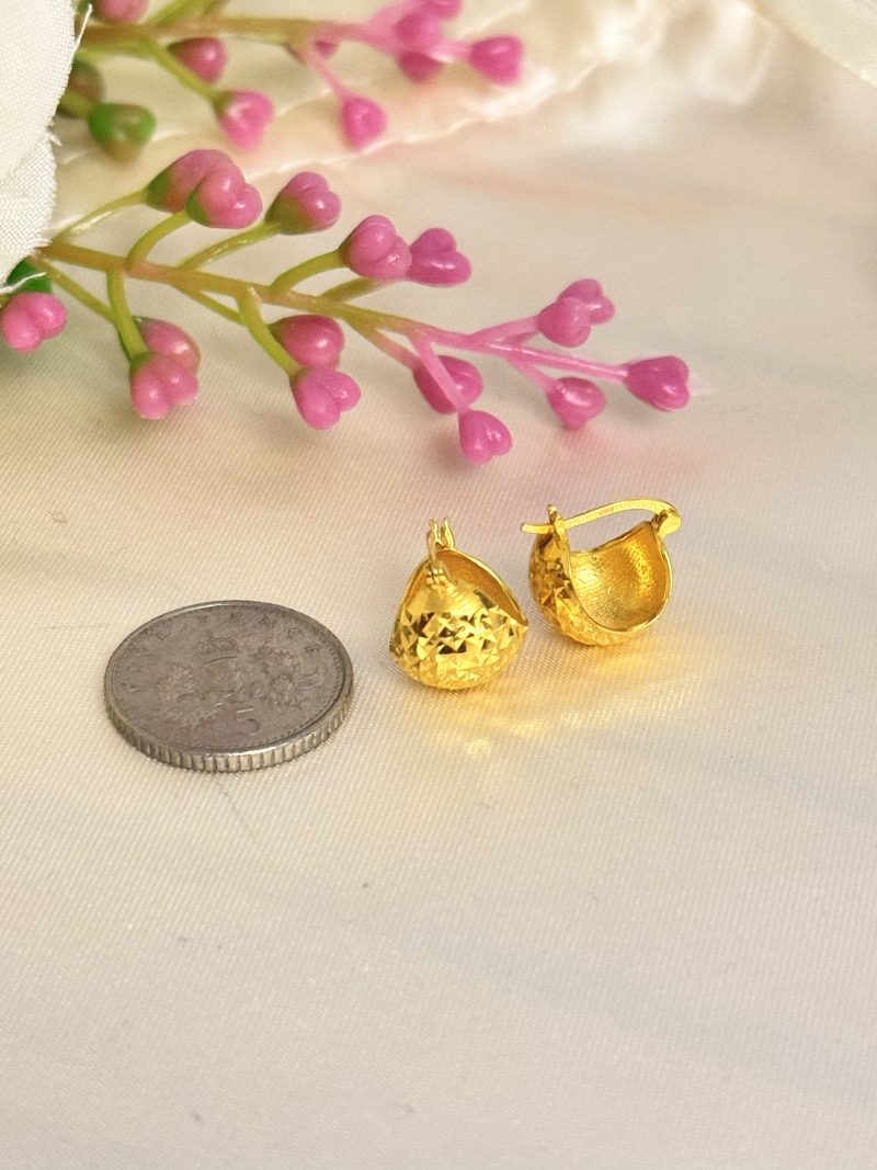 E91578 10mm Diacut Dome Hoop Loop Huggie Earrings - Image 3