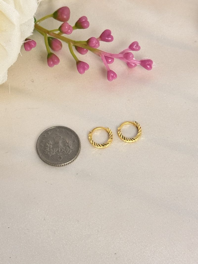 E91580 9mm Mini Patterned Hoop Loop Earrings - Image 3