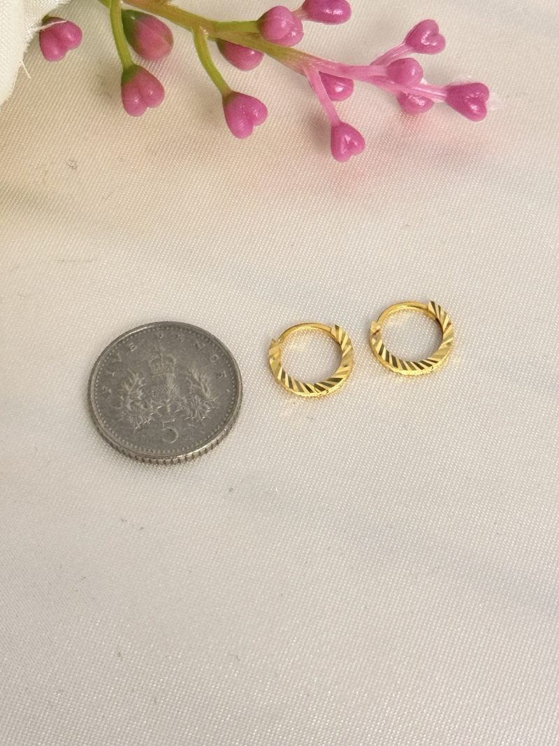 E91580 9mm Mini Patterned Hoop Loop Earrings - Image 2