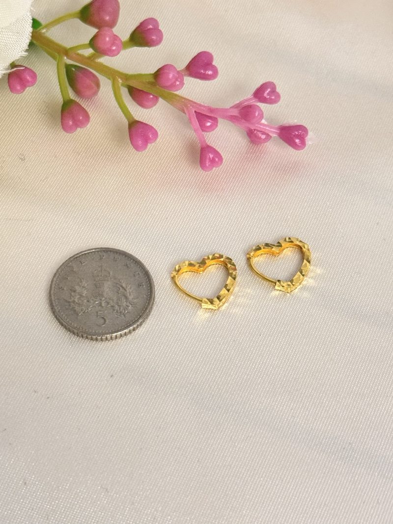 E91582 10mm Mini Heart Hoop Loop Earrings - Image 3