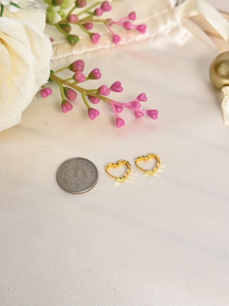 E91582 10mm Mini Heart Hoop Loop Earrings - Image 2