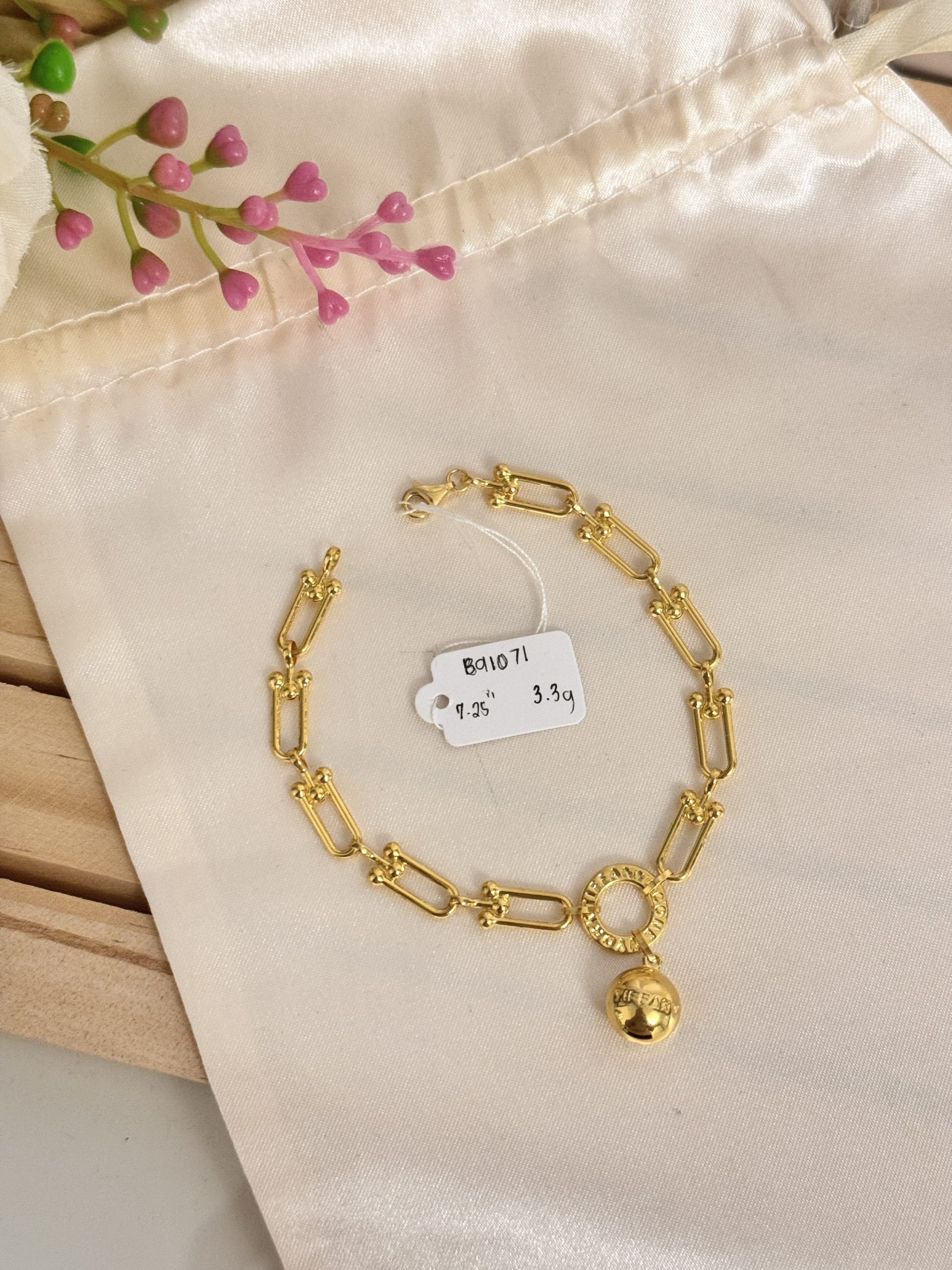 B91071 Flat Hardware Bracelet with Ball Pendant