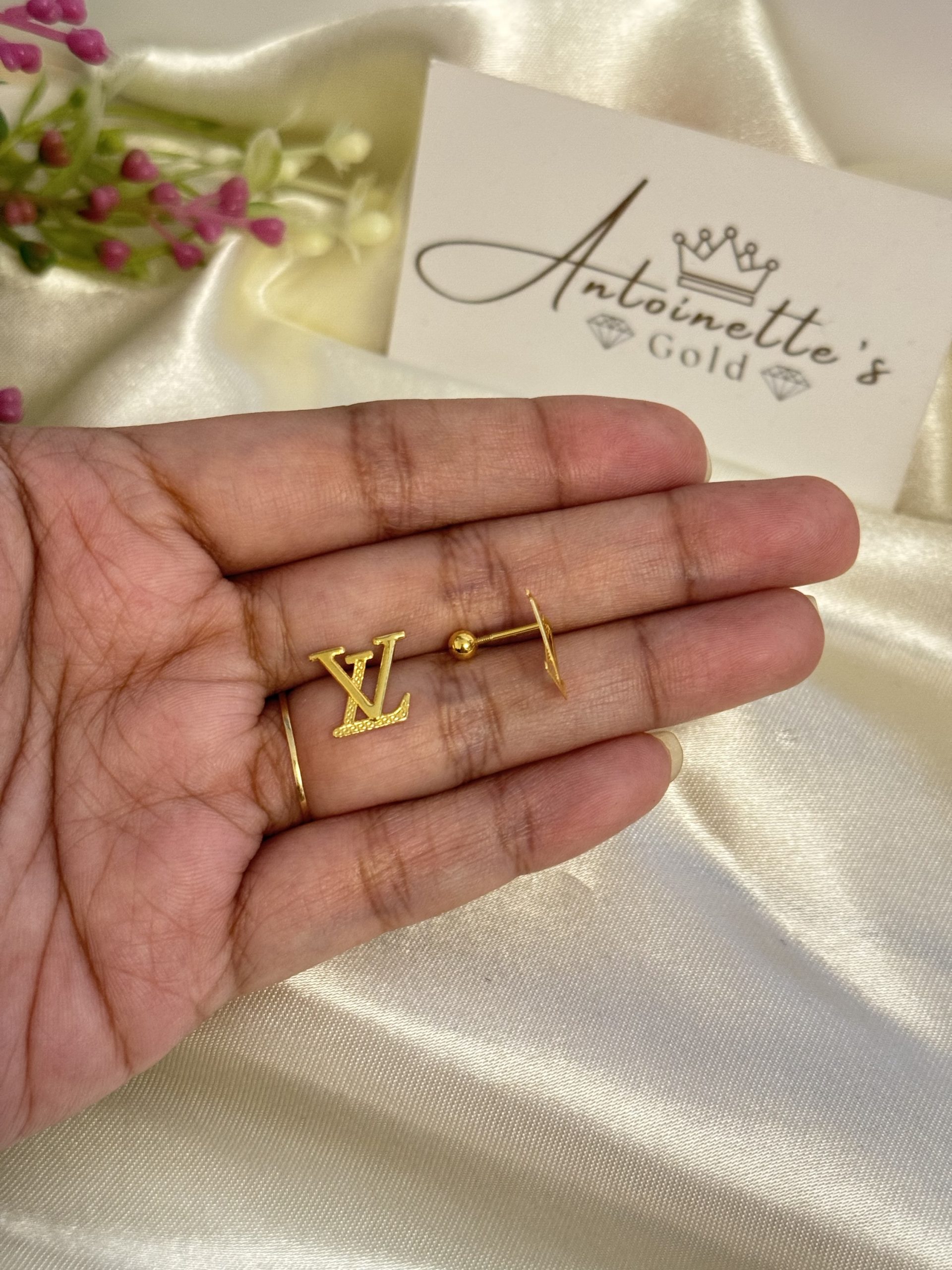 E101480 Designer Inspired Screw Lock Stud Earrings - Image 2