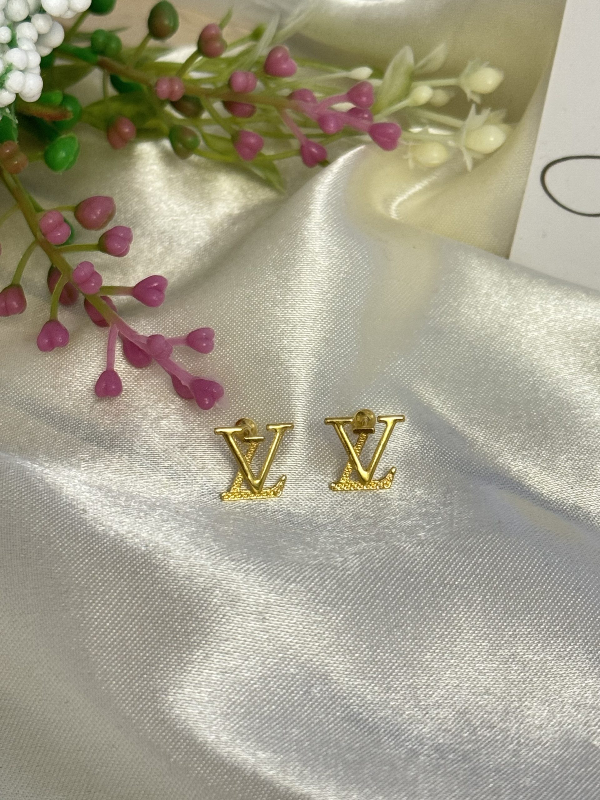 E101480 Designer Inspired Screw Lock Stud Earrings - Image 3