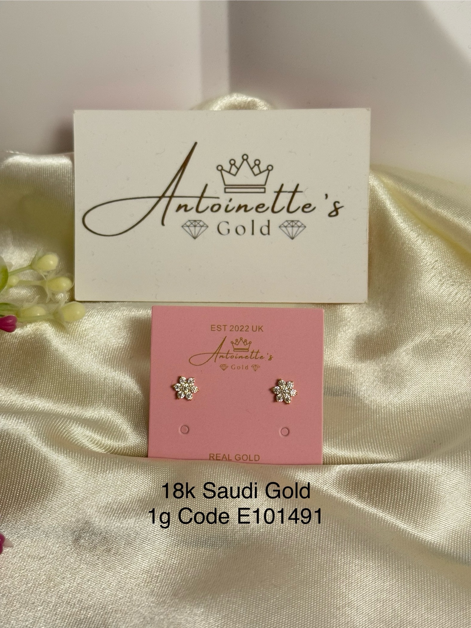 E101491 Poinsettia Flower Screw Lock Stud Earrings