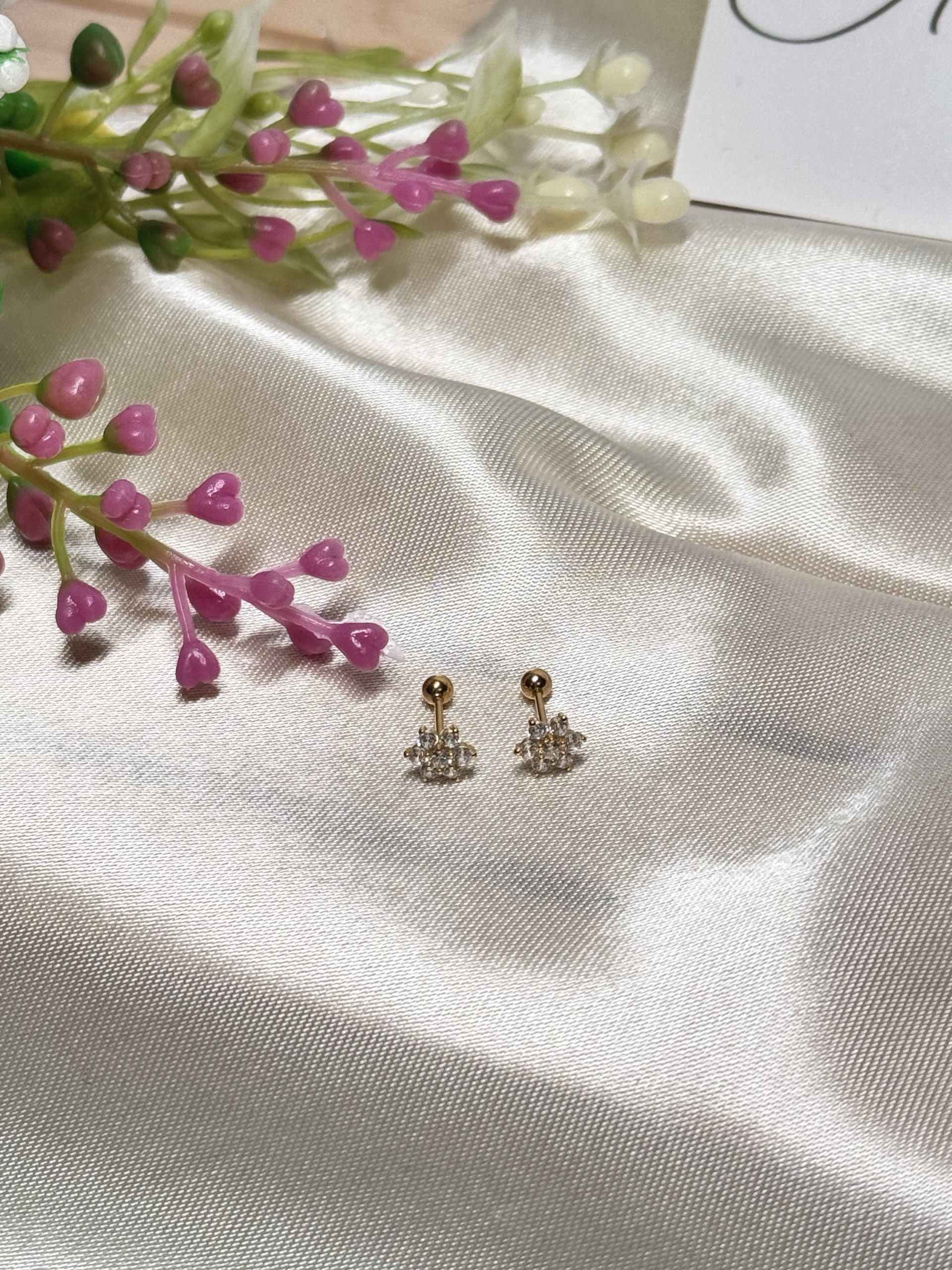 E101491 Poinsettia Flower Screw Lock Stud Earrings - Image 3
