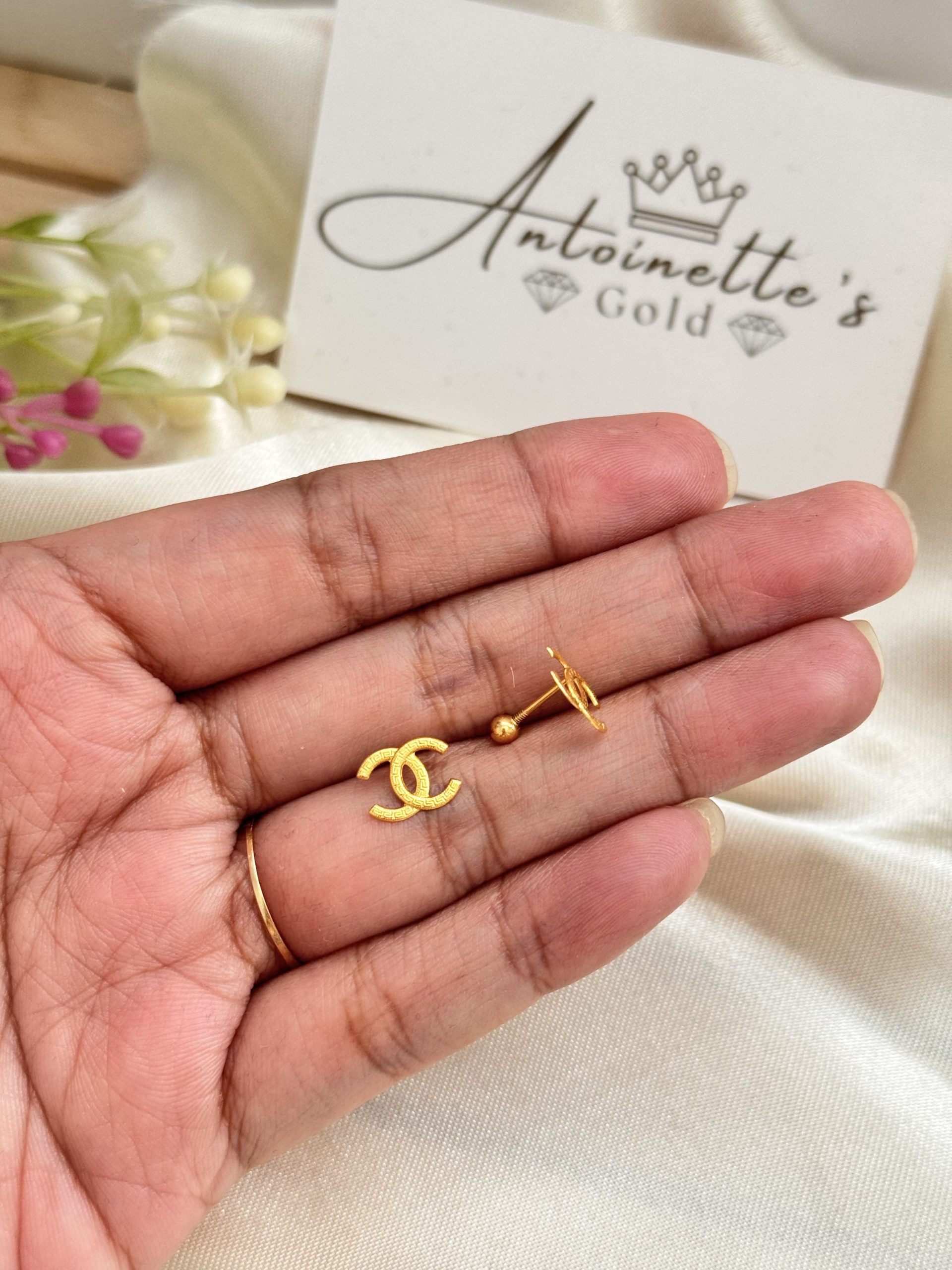 E101485 Designer Inspired Screw Lock Stud Earrings - Image 2