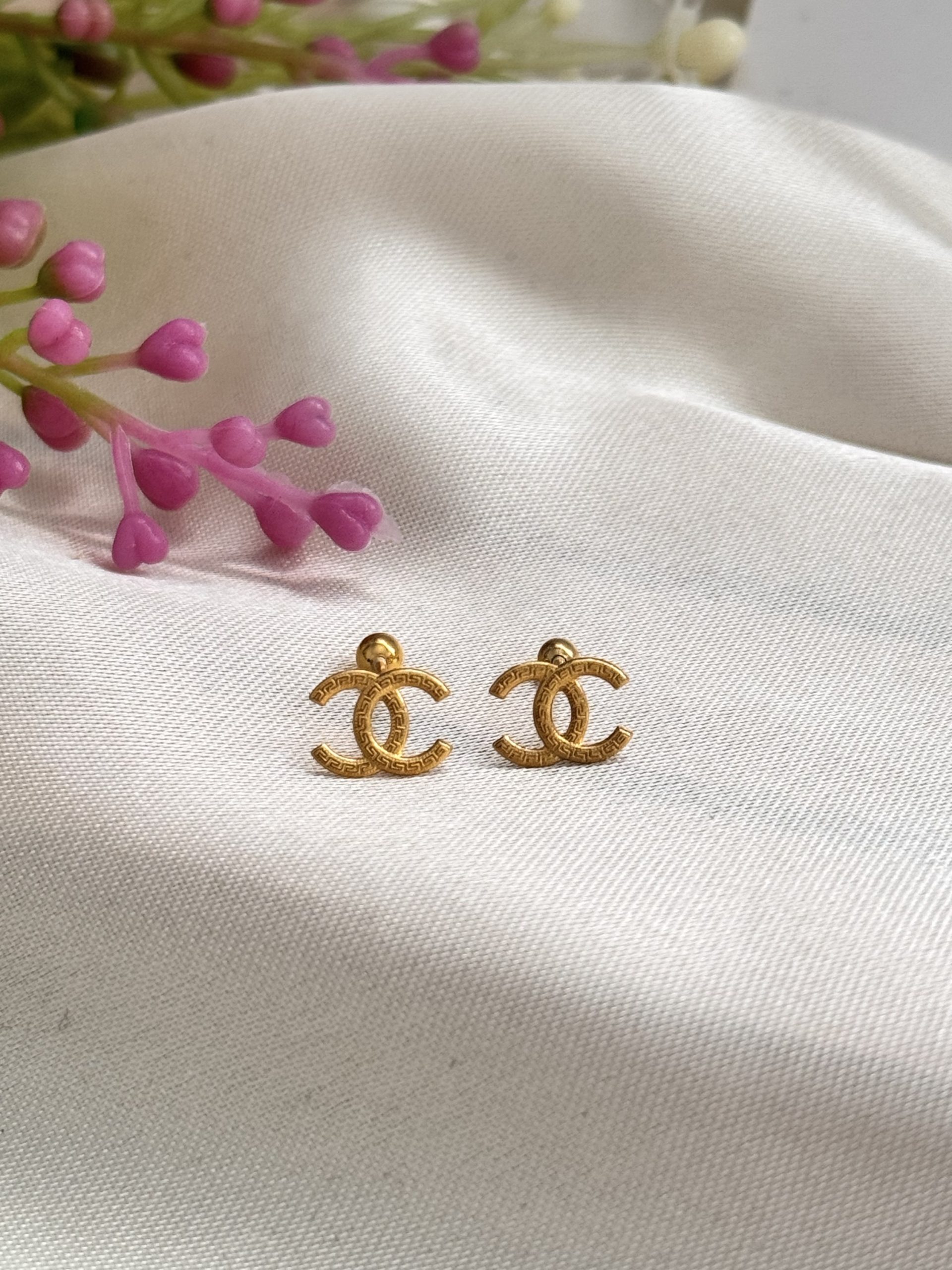 E101485 Designer Inspired Screw Lock Stud Earrings - Image 3