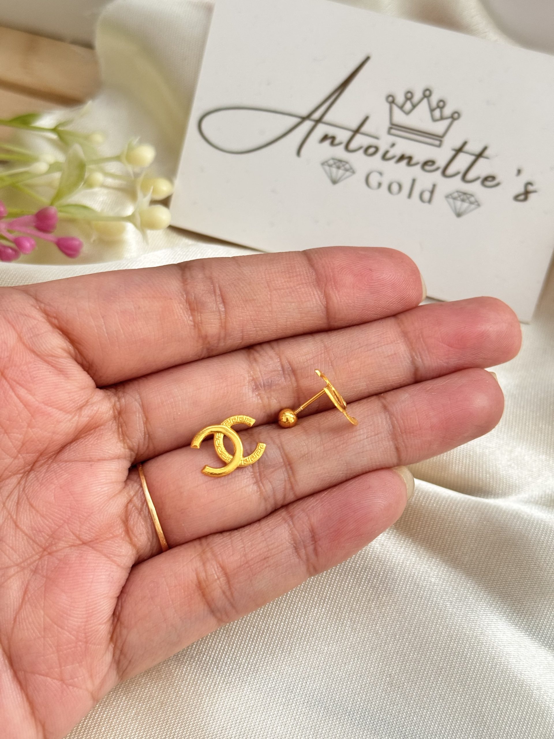 E101483 Designer Inspired Screw Lock Stud Earrings - Image 2