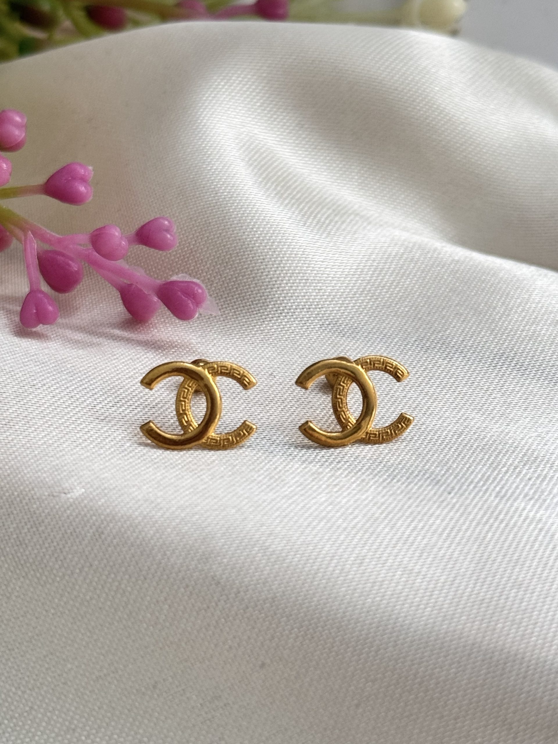 E101483 Designer Inspired Screw Lock Stud Earrings - Image 3